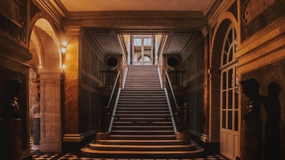 棕色木框玻璃陈列柜